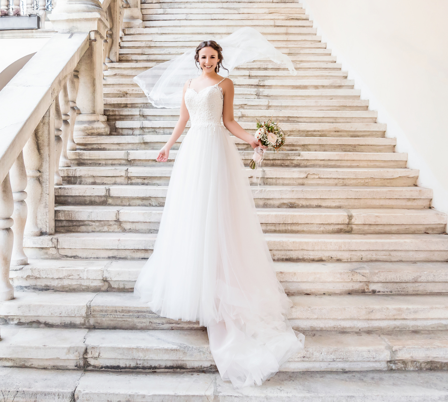 Natürliches romantisches Make-up und Styling für eine Hochzeit