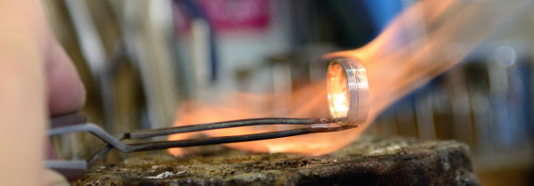 Arbeit in einer Goldschmiede mit Flamme