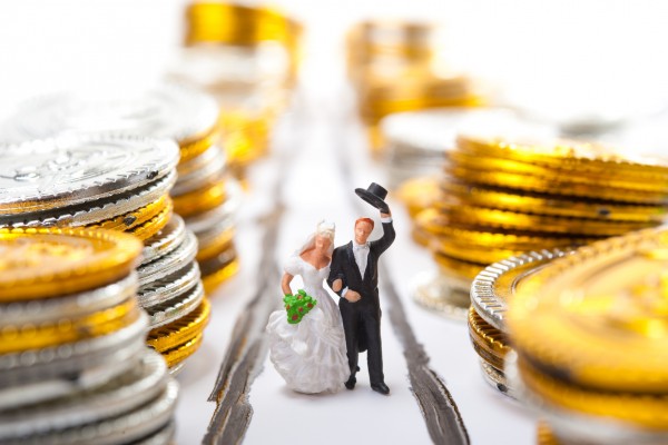 Hochzeitspaar von Münzen umgeben