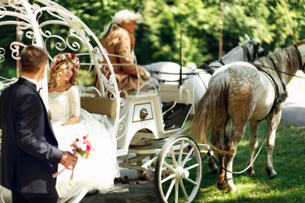 Hochzeitspaar in einer Pferdekutsche